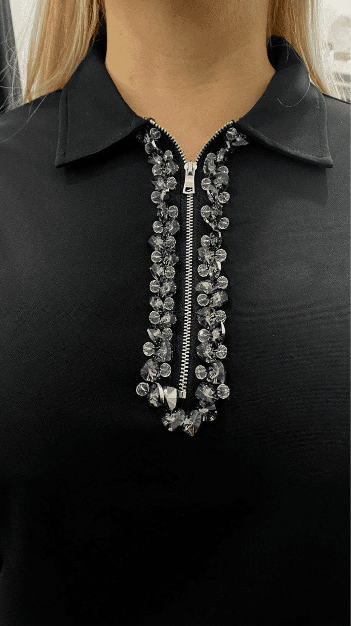 Vestido negro con detalles en piedras