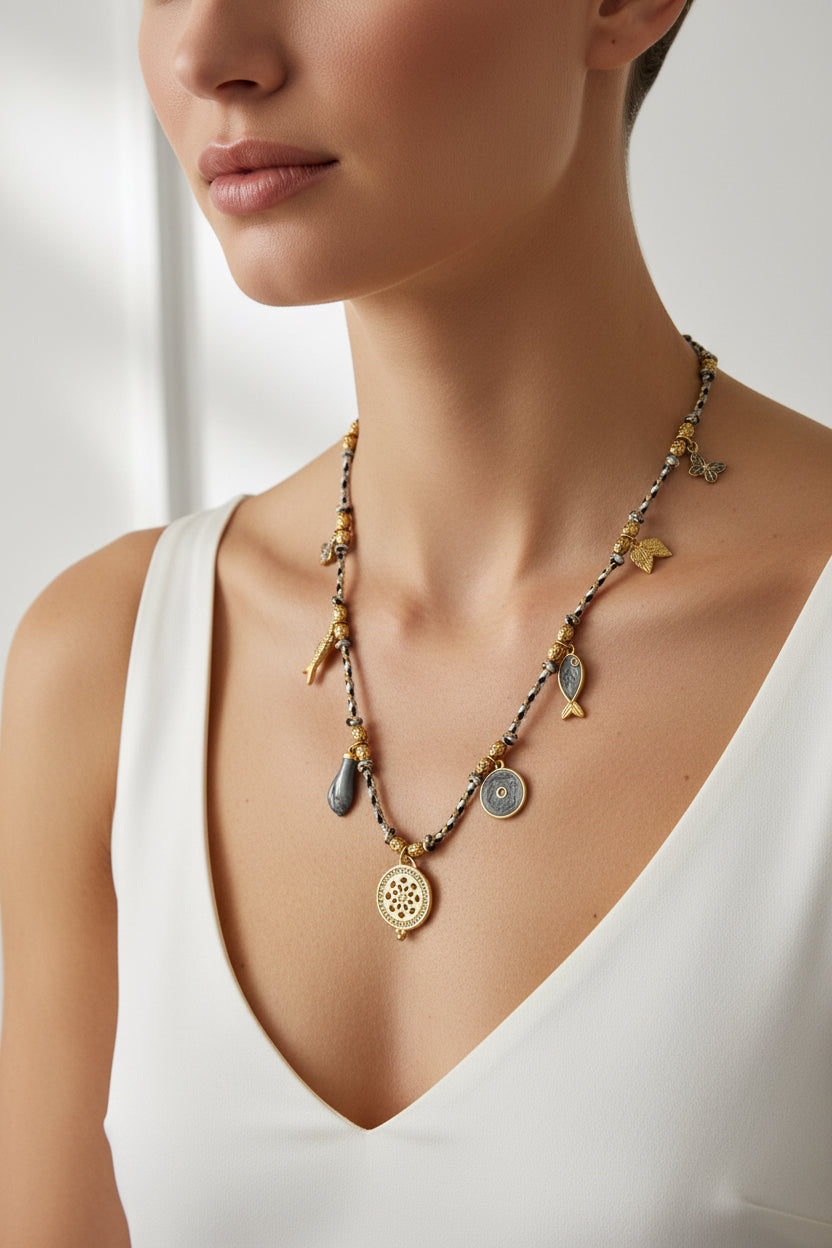 Collar negro con colgantes